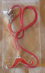 collier pendentif moustache