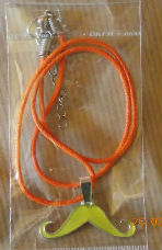 collier pendentif moustache