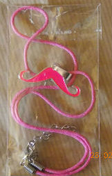 collier pendentif moustache